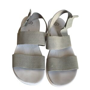 Clarks Arla Jacory sand wedge sling back cloudsteppers sandals in gray. Sz8